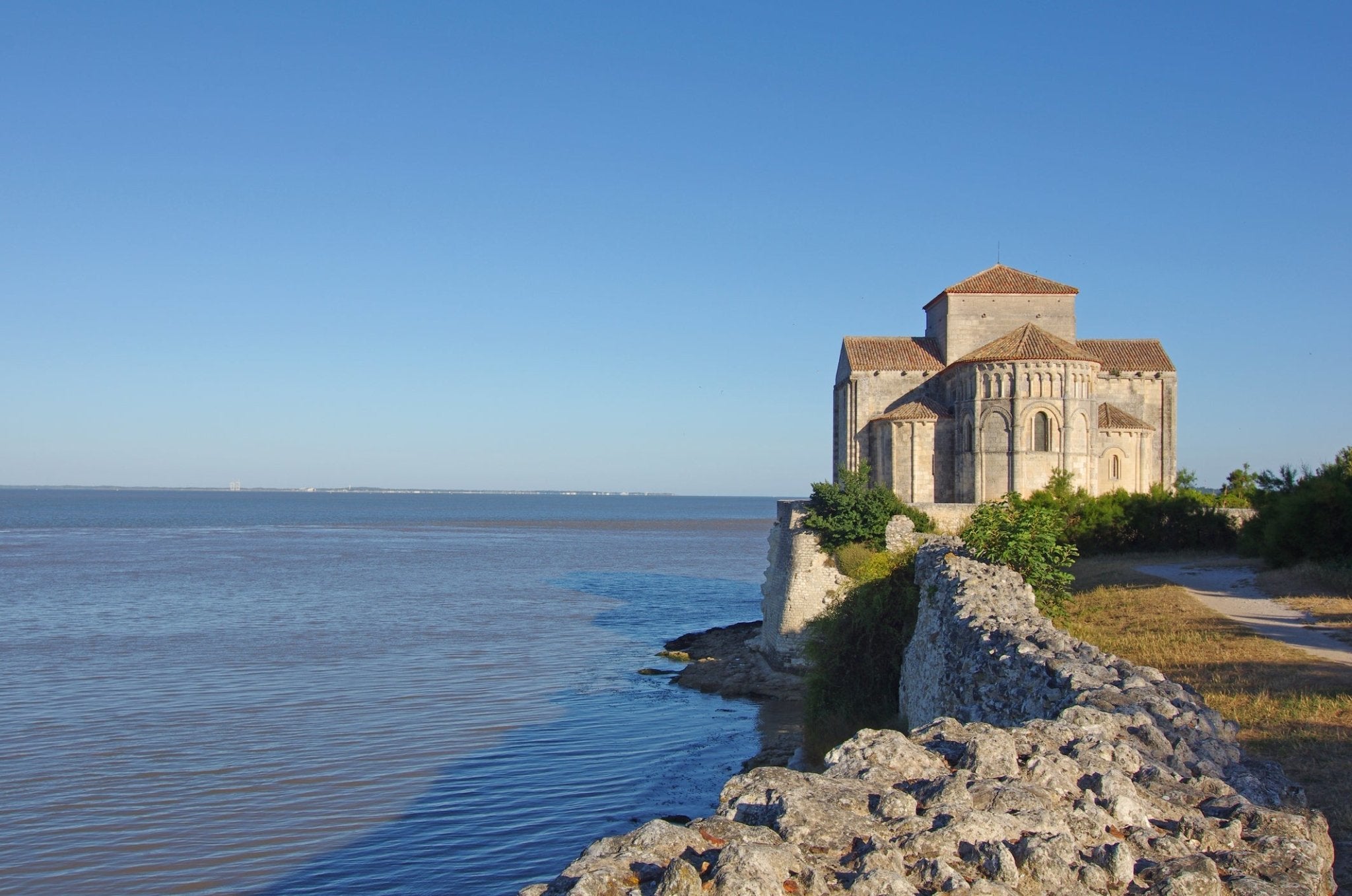 Bordeaux: Right Bank vs Left Bank Wines | Wines of Chateau Bonalgue Pomerol